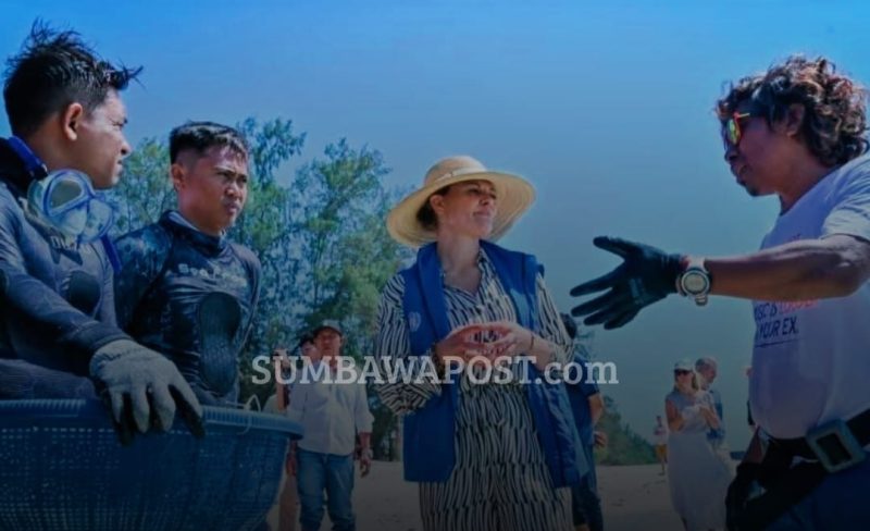 Putri Mahkota Swedia HRH Crown Princess Victoria bersama Gubernur NTB Lalu Muhamad Iqbal saat meninjau program konservasi laut di Gili Meno Turtle Sanctuary, Lombok Utara.