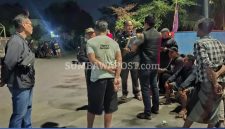 Tiga Remaja Yang Diduga Terlibat Dalam Aksi Pamer Senjata Tajam di RTH Taman Kota Mataram Diamankan Aparat Untuk Menjalani Pemeriksaan.