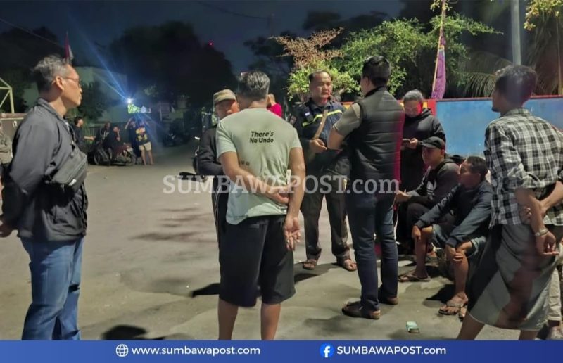 Tiga Remaja Yang Diduga Terlibat Dalam Aksi Pamer Senjata Tajam di RTH Taman Kota Mataram Diamankan Aparat Untuk Menjalani Pemeriksaan.