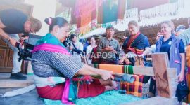 Putri Mahkota Swedia HRH Crown Princess Victoria Saat Berdialog Dengan Masyarakat Adat di Desa Karang Bajo, Kabupaten Lombok Utara.