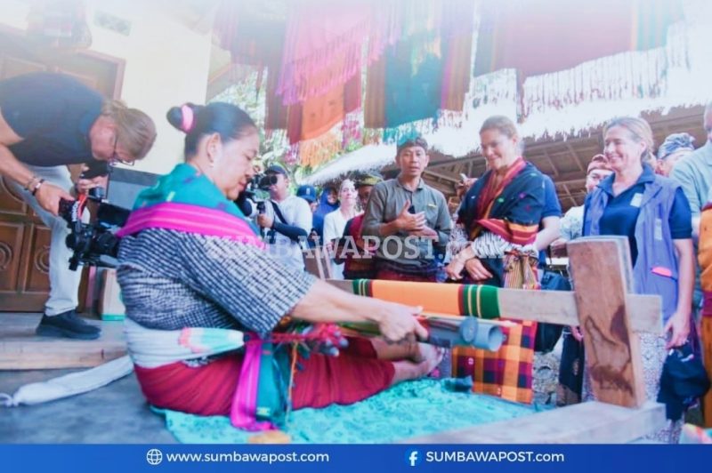 Putri Mahkota Swedia HRH Crown Princess Victoria Saat Berdialog Dengan Masyarakat Adat di Desa Karang Bajo, Kabupaten Lombok Utara.
