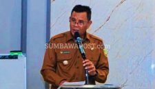 Bupati Sumbawa Ir. H. Syarafuddin Jarot Saat Menyampaikan Pentingnya Penanganan Stunting Secara Bersama-sama Dalam Kegiatan Refreshment Training Tatalaksana Pencegahan dan Penanganan Stunting dan Malnutrisi di Sumbawa.
