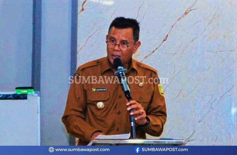 Bupati Sumbawa Ir. H. Syarafuddin Jarot Saat Menyampaikan Pentingnya Penanganan Stunting Secara Bersama-sama Dalam Kegiatan Refreshment Training Tatalaksana Pencegahan dan Penanganan Stunting dan Malnutrisi di Sumbawa.