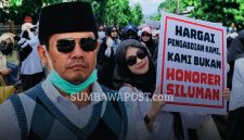 Bupati Dompu Bambang Firdaus Dengan Latar Aksi Ratusan PPPK Paruh Waktu Nakes dan Tenaga Teknis yang Menuntut Kepastian Pengangkatan Menjadi PPPK Penuh Waktu.