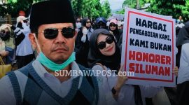 Bupati Dompu Bambang Firdaus Dengan Latar Aksi Ratusan PPPK Paruh Waktu Nakes dan Tenaga Teknis yang Menuntut Kepastian Pengangkatan Menjadi PPPK Penuh Waktu.