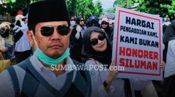 Bupati Dompu Bambang Firdaus Dengan Latar Aksi Ratusan PPPK Paruh Waktu Nakes dan Tenaga Teknis yang Menuntut Kepastian Pengangkatan Menjadi PPPK Penuh Waktu.