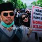 Bupati Dompu Bambang Firdaus Dengan Latar Aksi Ratusan PPPK Paruh Waktu Nakes dan Tenaga Teknis yang Menuntut Kepastian Pengangkatan Menjadi PPPK Penuh Waktu.