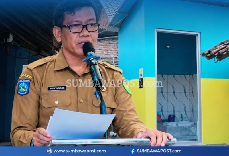Kepala Dinas Kesehatan Kabupaten Sumbawa H. Syarif Hidayat saat Menyampaikan Kondisi Stunting dan Pentingnya Intervensi Sensitif Lintas Sektor di Kabupaten Sumbawa.