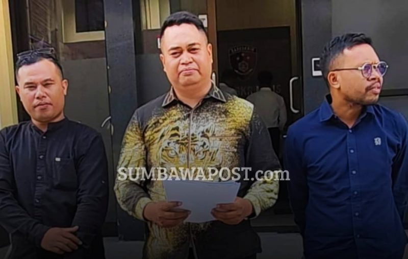 Tim Kuasa Hukum H. Afandir dari Kantor Hukum Justice Law Firm Safran bersama Adhar dan Abdul Rahman Salman Faris Menyampaikan Sikap Hukum Terkait Laporan Terhadap Kabag Kesra Bima ke Polda NTB.