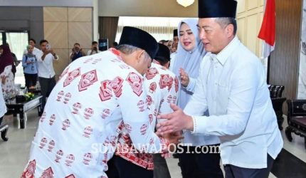 Gubernur Iqbal didampingi Umi Dinda melepas Kafilah NTB ke MTQ Nasional XXXI 2026 di Semarang.
