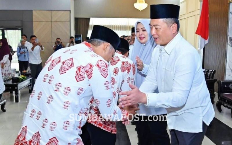Gubernur NTB Lalu Muhamad Iqbal Didampingi Wakil Gubernur NTB Hj. Indah Dhamayanti Putri Atau Akrab Disapa Umi Dinda Saat Melepas Kafilah NTB Yang Akan Mengikuti MTQ Nasional XXXI 2026 di Semarang, Jawa Tengah.