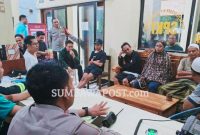 Kapolsek Gunungsari AKP Imran Rosyadi Saat Memimpin Mediasi Perselisihan Antarpemuda Desa Dopang dan Desa Mambalan, Lombok Barat.