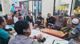 Kapolsek Gunungsari AKP Imran Rosyadi Saat Memimpin Mediasi Perselisihan Antarpemuda Desa Dopang dan Desa Mambalan, Lombok Barat.