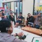 Kapolsek Gunungsari AKP Imran Rosyadi Saat Memimpin Mediasi Perselisihan Antarpemuda Desa Dopang dan Desa Mambalan, Lombok Barat.