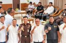 Kepala Kejaksaan Negeri Bima Andi Rio Rahmat Rahmatu Bersama Ketua dan Jajaran Bawaslu Kabupaten Bima dalam Pertemuan Untuk Memperkuat Sinergi Pengawalan Demokrasi.