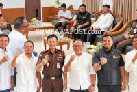 Kepala Kejaksaan Negeri Bima Andi Rio Rahmat Rahmatu Bersama Ketua dan Jajaran Bawaslu Kabupaten Bima dalam Pertemuan Untuk Memperkuat Sinergi Pengawalan Demokrasi.