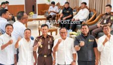 Kepala Kejaksaan Negeri Bima Andi Rio Rahmat Rahmatu Bersama Ketua dan Jajaran Bawaslu Kabupaten Bima dalam Pertemuan Untuk Memperkuat Sinergi Pengawalan Demokrasi.