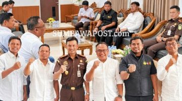 Kepala Kejaksaan Negeri Bima Andi Rio Rahmat Rahmatu Bersama Ketua dan Jajaran Bawaslu Kabupaten Bima dalam Pertemuan Untuk Memperkuat Sinergi Pengawalan Demokrasi.