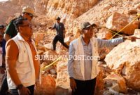Bupati Sumbawa Ir. Syarafuddin Jarot Bersama Pimpinan DPRD dan Jajaran Pemerintah Daerah Saat Mengecek Langsung Lokasi Pertambangan Rakyat Lawang Tuwa, Desa Lantung, Kecamatan Lantung, Pascalongsor.