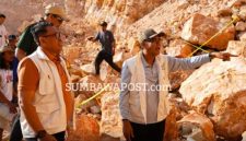 Bupati Sumbawa Ir. Syarafuddin Jarot Bersama Pimpinan DPRD dan Jajaran Pemerintah Daerah Saat Mengecek Langsung Lokasi Pertambangan Rakyat Lawang Tuwa, Desa Lantung, Kecamatan Lantung, Pascalongsor.