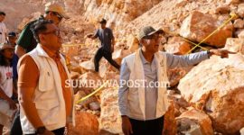 Bupati Sumbawa Ir. Syarafuddin Jarot Bersama Pimpinan DPRD dan Jajaran Pemerintah Daerah Saat Mengecek Langsung Lokasi Pertambangan Rakyat Lawang Tuwa, Desa Lantung, Kecamatan Lantung, Pascalongsor.