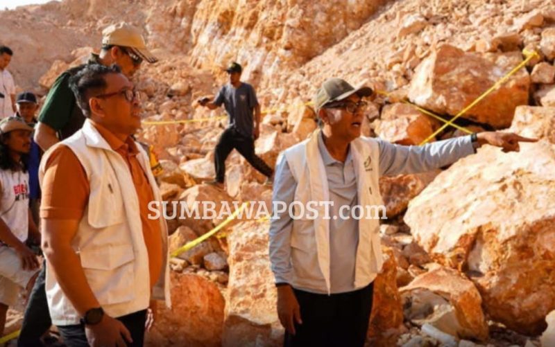Bupati Sumbawa Ir. Syarafuddin Jarot Bersama Pimpinan DPRD dan Jajaran Pemerintah Daerah Saat Mengecek Langsung Lokasi Pertambangan Rakyat Lawang Tuwa, Desa Lantung, Kecamatan Lantung, Pascalongsor.