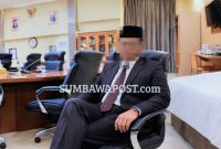 Foto ilustrasi Anggota Dewan Saat Duduk di Ruang Kantor DPRD Kabupaten Dompu dan Ilustrasi Kamar Hotel Diduga Digunakan Untuk Menggambarkan Pemberitaan Mengenai Isu Dugaan Hubungan Khusus Yang Menyeret Nama Seorang Anggota DPRD Dompu.