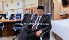 Foto ilustrasi Anggota Dewan Saat Duduk di Ruang Kantor DPRD Kabupaten Dompu dan Ilustrasi Kamar Hotel Diduga Digunakan Untuk Menggambarkan Pemberitaan Mengenai Isu Dugaan Hubungan Khusus Yang Menyeret Nama Seorang Anggota DPRD Dompu.