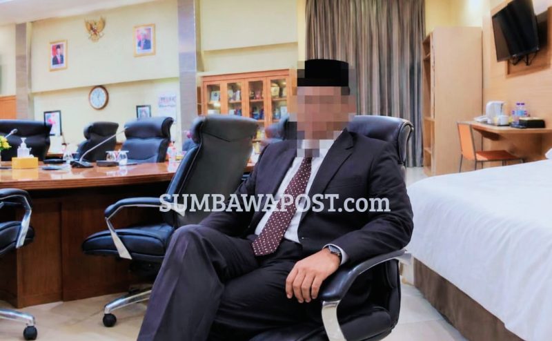 Foto ilustrasi Anggota Dewan Saat Duduk di Ruang Kantor DPRD Kabupaten Dompu dan Ilustrasi Kamar Hotel Diduga Digunakan Untuk Menggambarkan Pemberitaan Mengenai Isu Dugaan Hubungan Khusus Yang Menyeret Nama Seorang Anggota DPRD Dompu.