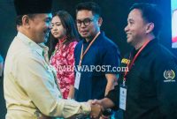 Kepala Dinas Komunikasi, Informatika, dan Statistik (Diskominfotik) NTB Sekaligus Juru Bicara Pemprov/Gubernur NTB, Dr. H. Ahsanul Khalik, Bersalaman dengan Peserta OKK dan UKW Yang Digelar PWI NTB di Mataram. Pada Kesempatan Tersebut, Ahsanul Khalik Menyampaikan Pesan Gubernur NTB Terkait Pentingnya Kemerdekaan Pers, Profesionalisme, dan Tanggung jawab Jurnalistik.