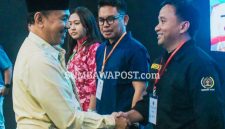 Kepala Dinas Komunikasi, Informatika, dan Statistik (Diskominfotik) NTB Sekaligus Juru Bicara Pemprov/Gubernur NTB, Dr. H. Ahsanul Khalik, Bersalaman dengan Peserta OKK dan UKW Yang Digelar PWI NTB di Mataram. Pada Kesempatan Tersebut, Ahsanul Khalik Menyampaikan Pesan Gubernur NTB Terkait Pentingnya Kemerdekaan Pers, Profesionalisme, dan Tanggung jawab Jurnalistik.