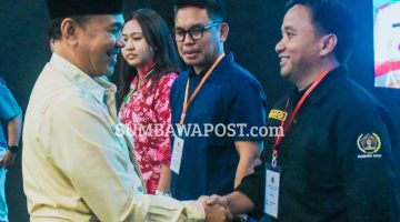 Kepala Dinas Komunikasi, Informatika, dan Statistik (Diskominfotik) NTB Sekaligus Juru Bicara Pemprov/Gubernur NTB, Dr. H. Ahsanul Khalik, Bersalaman dengan Peserta OKK dan UKW Yang Digelar PWI NTB di Mataram. Pada Kesempatan Tersebut, Ahsanul Khalik Menyampaikan Pesan Gubernur NTB Terkait Pentingnya Kemerdekaan Pers, Profesionalisme, dan Tanggung jawab Jurnalistik.