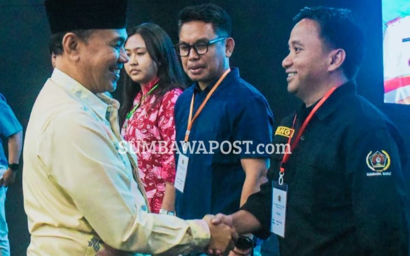 Kepala Dinas Komunikasi, Informatika, dan Statistik (Diskominfotik) NTB Sekaligus Juru Bicara Pemprov/Gubernur NTB, Dr. H. Ahsanul Khalik, Bersalaman dengan Peserta OKK dan UKW Yang Digelar PWI NTB di Mataram. Pada Kesempatan Tersebut, Ahsanul Khalik Menyampaikan Pesan Gubernur NTB Terkait Pentingnya Kemerdekaan Pers, Profesionalisme, dan Tanggung jawab Jurnalistik.