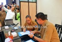 Kepala Disnakertrans NTB, Aidy Furqan, Bersama Kepala Dinas Pariwisata dan Ekonomi Kreatif Provinsi NTB, Ahmad Nur Aulia, Dalam Kegiatan Penguatan Peran PMI NTB Sebagai Duta Budaya dan Pariwisata di Luar Negeri. Terlihat Gubernur NTB Berfoto Bersama Calon PMI NTB Luar Negeri