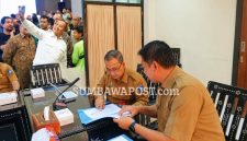 Kepala Disnakertrans NTB, Aidy Furqan, Bersama Kepala Dinas Pariwisata dan Ekonomi Kreatif Provinsi NTB, Ahmad Nur Aulia, Dalam Kegiatan Penguatan Peran PMI NTB Sebagai Duta Budaya dan Pariwisata di Luar Negeri. Terlihat Gubernur NTB Berfoto Bersama Calon PMI NTB Luar Negeri 