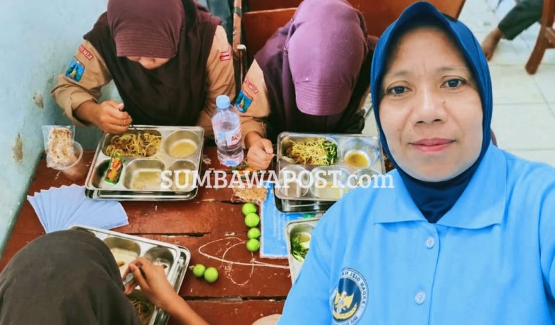 Relawan Satuan Pelayanan Pemenuhan Gizi (SPPG) MBG Desa Bara, Kecamatan Woja, Kabupaten Dompu, Mihra, Serta Siswa Sekolah Saat Menyantap Nasi Program Makan Bergizi Gratis (MBG).