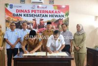 Kepala Dinas Peternakan dan Kesehatan Hewan NTB Muhamad Riadi Memimpin Penandatanganan Kerja Sama Pemprov NTB dan Universitas Mataram Terkait Pendampingan Desa Berdaya subsektor Peternakan.