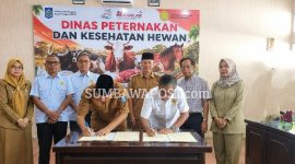 Kepala Dinas Peternakan dan Kesehatan Hewan NTB Muhamad Riadi Memimpin Penandatanganan Kerja Sama Pemprov NTB dan Universitas Mataram Terkait Pendampingan Desa Berdaya subsektor Peternakan.