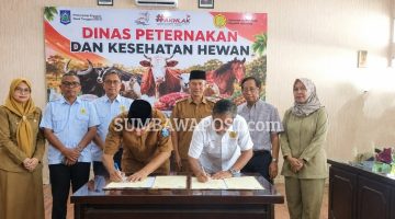 Kepala Dinas Peternakan dan Kesehatan Hewan NTB Muhamad Riadi Memimpin Penandatanganan Kerja Sama Pemprov NTB dan Universitas Mataram Terkait Pendampingan Desa Berdaya subsektor Peternakan.
