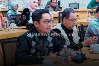 Kepala DPMPTSP NTB H. Irnadi Kusuma Bersama Sejumlah OPD Saat Rapat.
