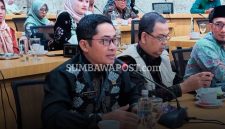 Kepala DPMPTSP NTB H. Irnadi Kusuma Bersama Sejumlah OPD Saat Rapat.