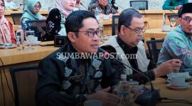 Kepala DPMPTSP NTB H. Irnadi Kusuma Bersama Sejumlah OPD Saat Rapat.