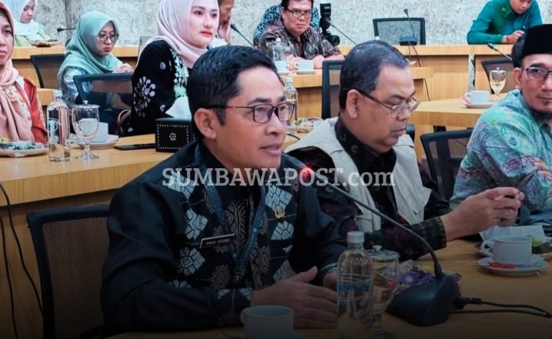 Kepala DPMPTSP NTB H. Irnadi Kusuma Bersama Sejumlah OPD Saat Rapat.