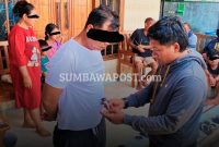 Petugas kepolisian saat melakukan operasi penindakan kasus narkoba di Kabupaten Sumbawa.