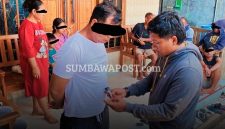 Petugas kepolisian saat melakukan operasi penindakan kasus narkoba di Kabupaten Sumbawa.