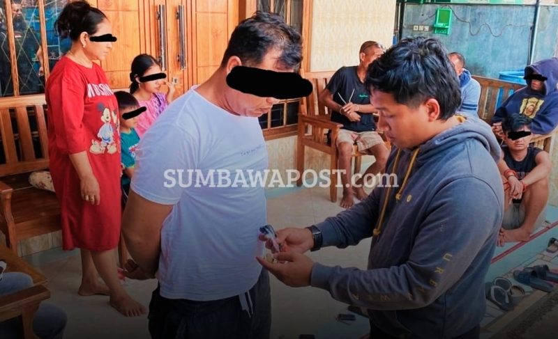 Petugas kepolisian saat melakukan operasi penindakan kasus narkoba di Kabupaten Sumbawa.