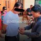 Petugas kepolisian saat melakukan operasi penindakan kasus narkoba di Kabupaten Sumbawa.