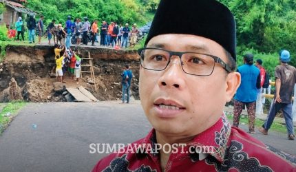 Anggota DPRD NTB Aji Maman dan kondisi jalan Wera Ambalawi rusak akibat banjir