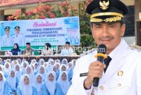 Wakil Bupati Dompu Syirajuddin Saat Menyampaikan Pesan Kepada Pelajar Dalam Sosialisasi P4GN di SMAN 1 Manggelewa, Kamis (17/9/2026).
