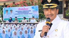 Wakil Bupati Dompu Syirajuddin Saat Menyampaikan Pesan Kepada Pelajar Dalam Sosialisasi P4GN di SMAN 1 Manggelewa, Kamis (17/9/2026).